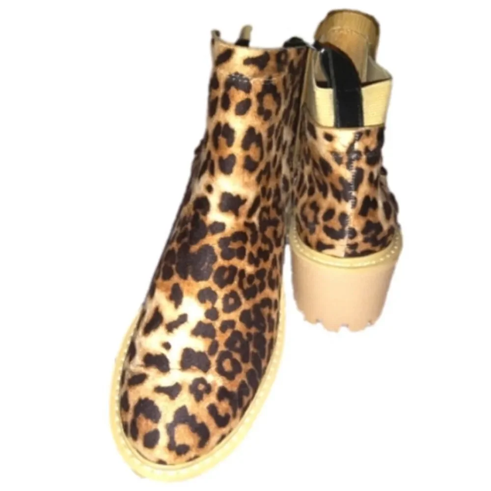 Ladies animal printed wedge booties sz 8.5